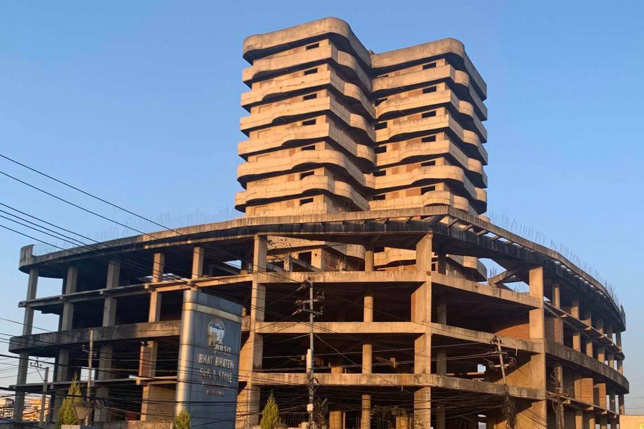 भक्तपूरमा १० वर्षदेखि वेवारिसे भवनको भित्री कथा