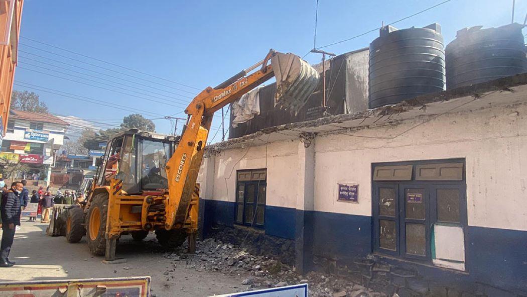 ‘पोखरा घर’ निर्माणका लागि महानगरले डोजर चलायो 