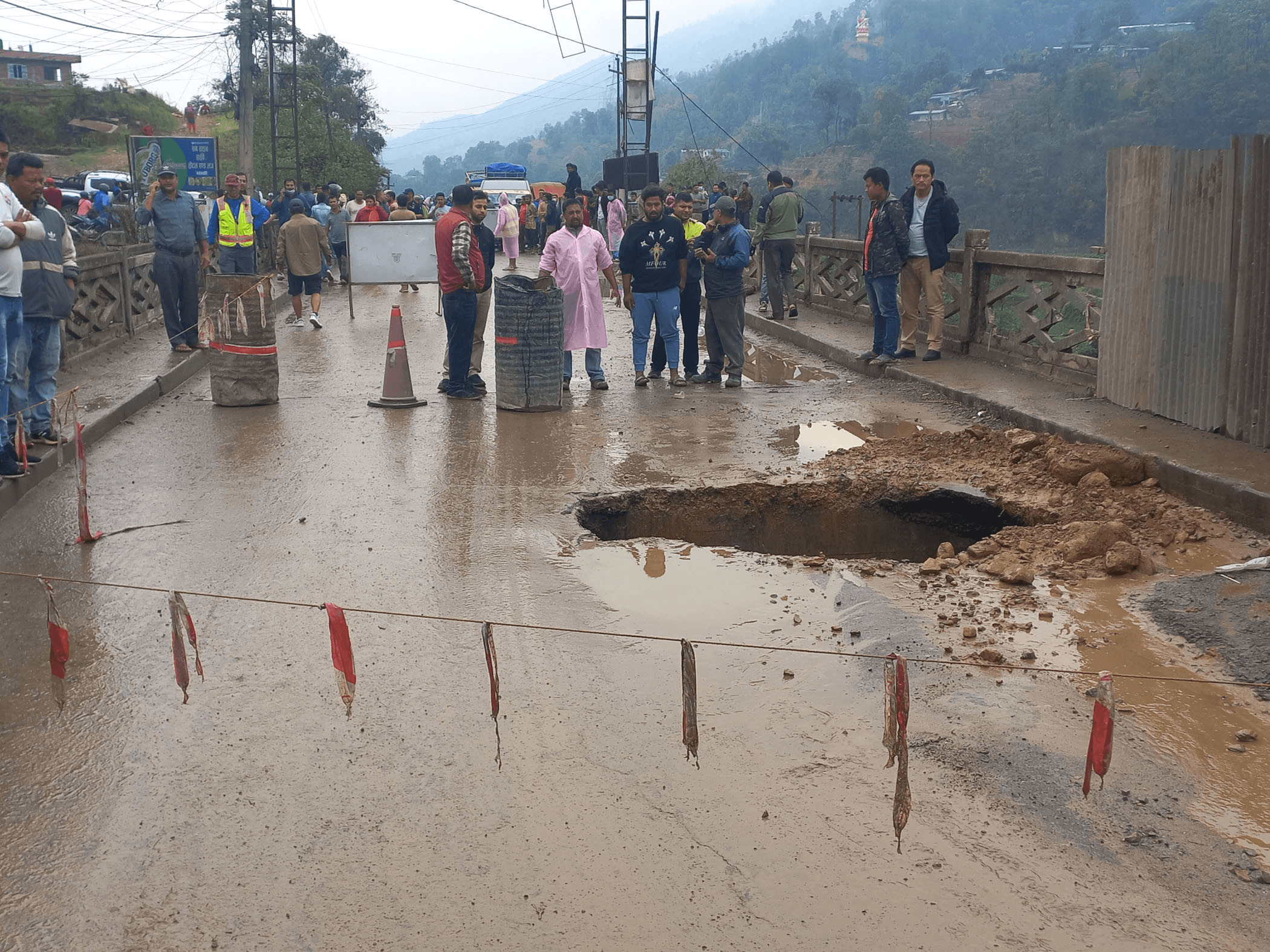 धादिङको गणेशखोला पुलमा भ्वाङ परेपछि पृथ्वी राजमार्ग अवरुद्ध