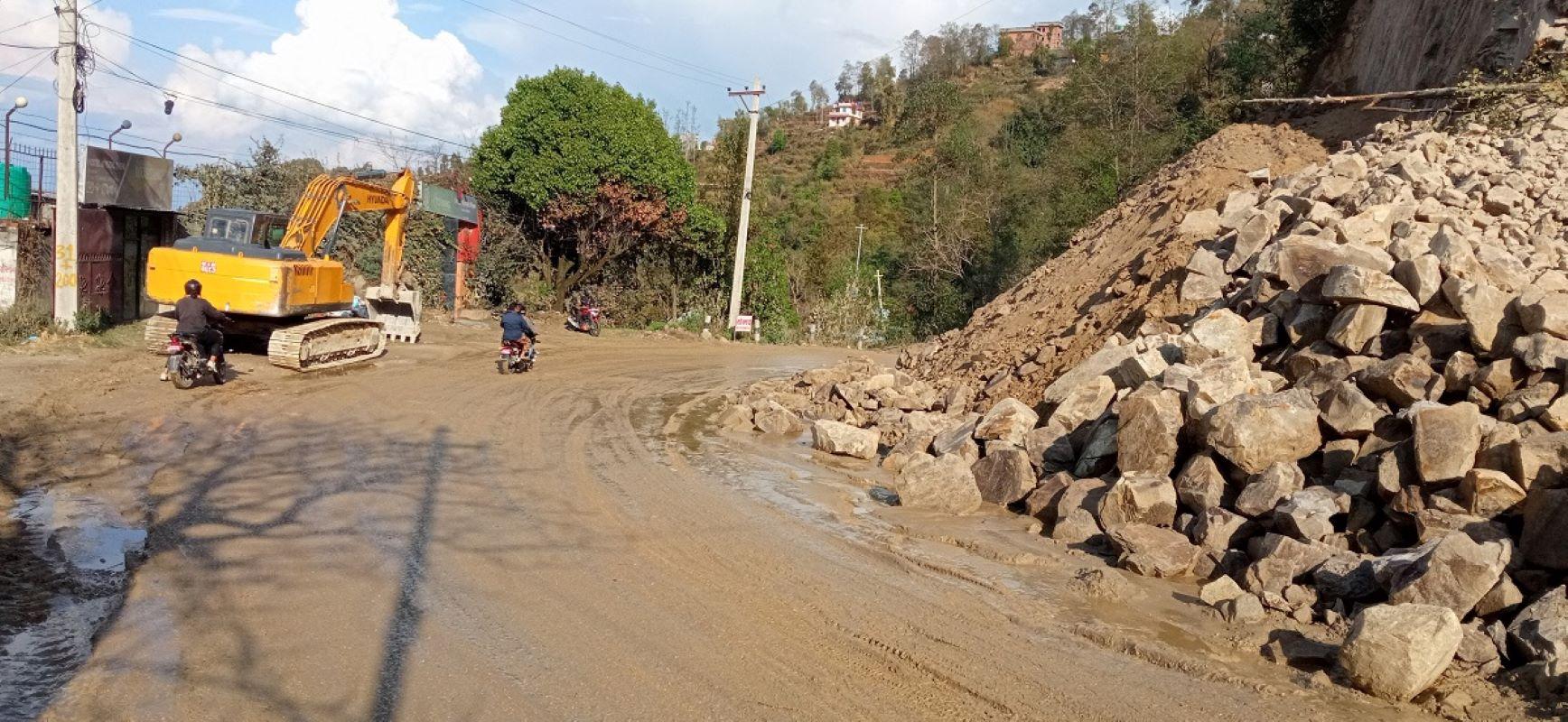 धुलिखेल-खावा सडक विस्तारः  १६ महिनामा १२ प्रतिशत काम सम्पन्न 