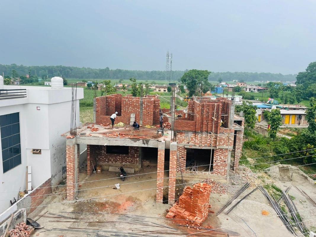 एसपीको निजी घर बनाउँदै प्रहरी जवानहरू, प्रहरीकै गाडीमा निर्माण सामग्री ढुवानी