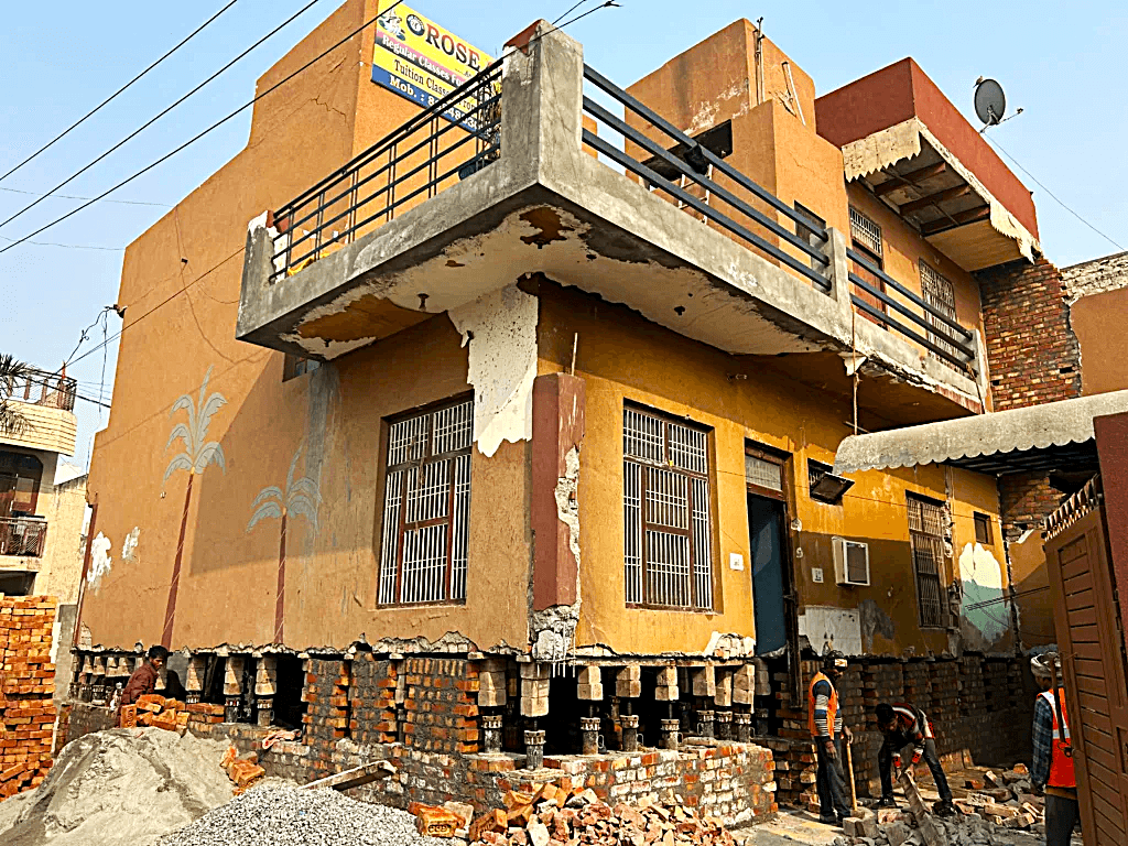 घर उचालेर सार्नु कति सुरक्षित ? यस्ता छन् लिफ्टिङ प्रविधिका फाइदा र बेफाइदाहरू