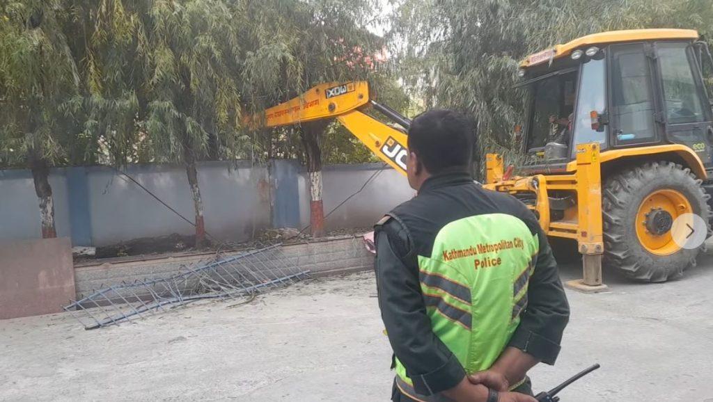चक्रपथको जग्गा मिचेको भन्दै महानगरले लगायो भाटभटेनीमा डोजर