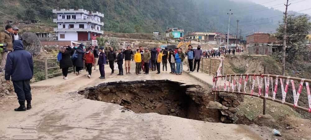 आँबुखैरेनी सडक भासिँदा पृथ्वी राजमार्ग अवरूद्ध, ठुला सवारी र यात्रु अलपत्र