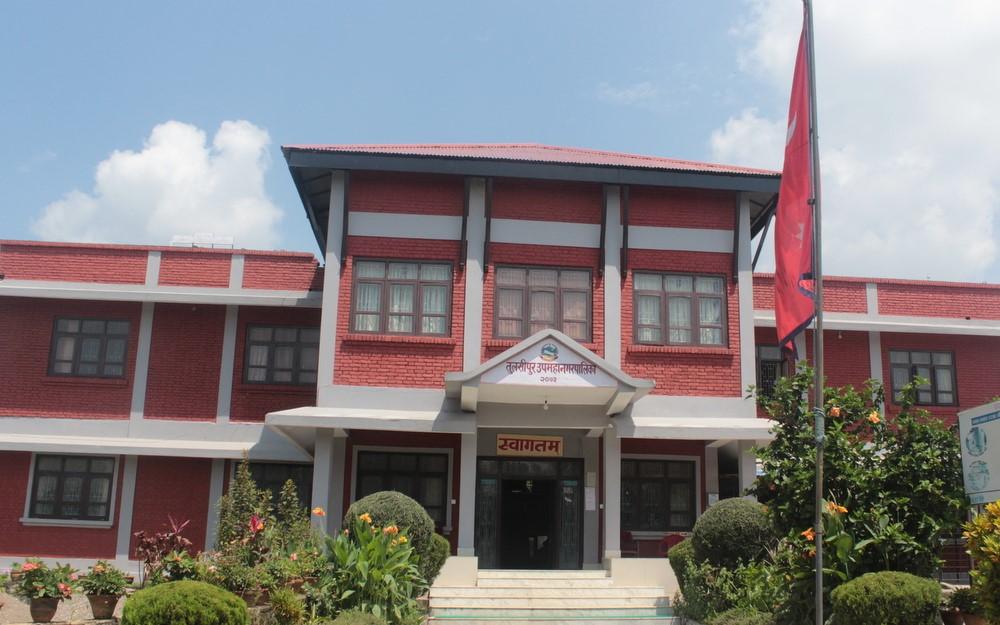 ‘ऐलानी जग्गा उपयोग कार्ड’ वितरण गर्दै तुलसीपुर उपमहानगरपालिका