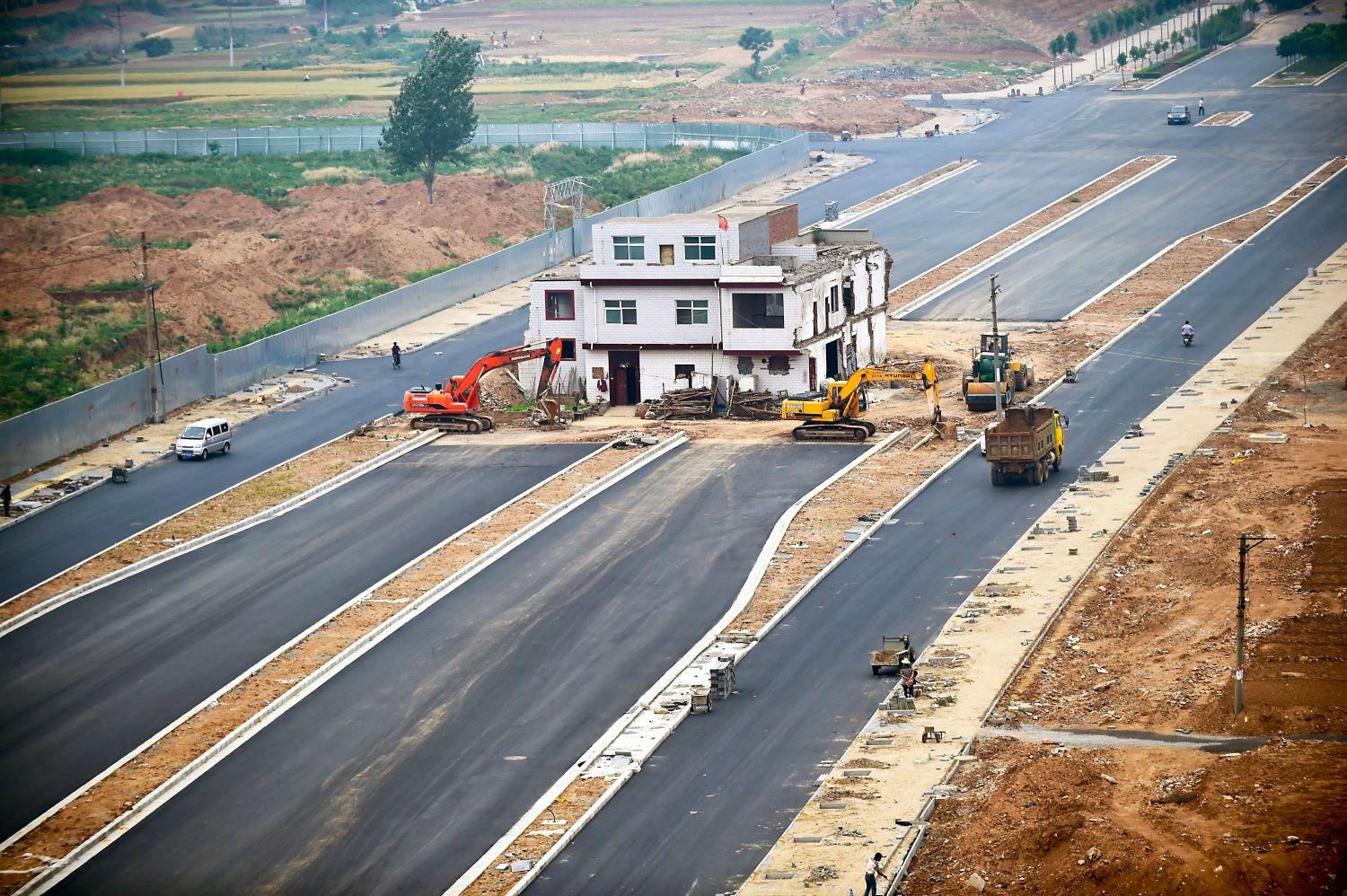 सरकारी जग्गामा घर बनेपछि सडक निर्माण रोकियो