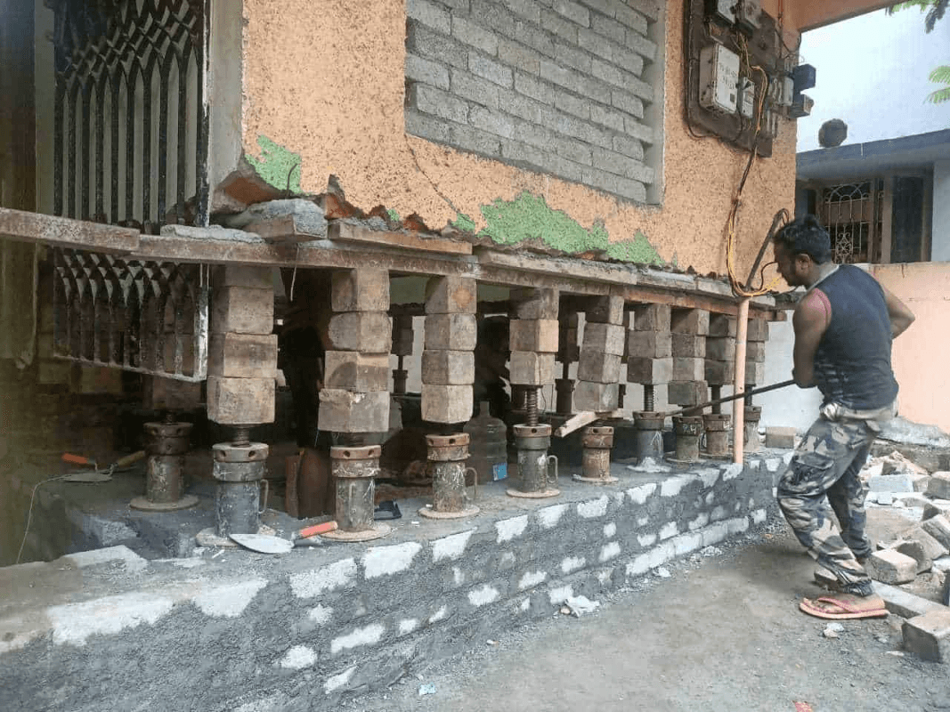 सडकभन्दा तल परेको दुईतले घर उचालेर जग थपियो