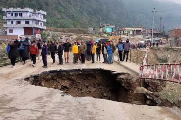 आँबुखैरेनी सडक भासिँदा पृथ्वी राजमार्ग अवरूद्ध, ठुला सवारी र यात्रु अलपत्र