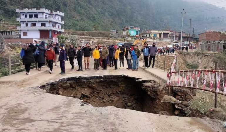 आँबुखैरेनी सडक भासिँदा पृथ्वी राजमार्ग अवरूद्ध, ठुला सवारी र यात्रु अलपत्र